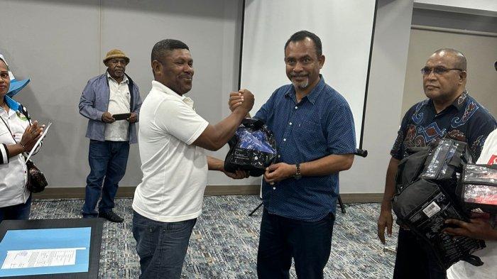 Ketua Pengprov Pertina Papua Barat Daya, Abdul Faris Umlati menyerahkan peralatan tinju kepada pelatih Sasana.
