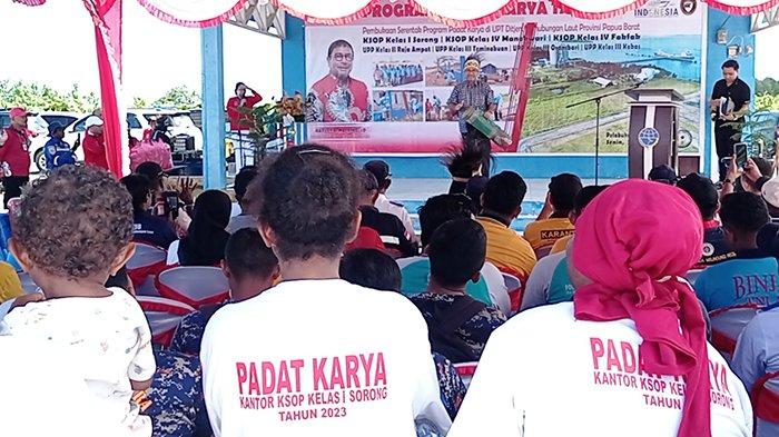 Anggota Komisi V DPR RI Fraksi PDI Perjuangan Harvey Malaihollo menambuh tifa simbolis membuka program padat karya di UPT Dirjen Perhubungan Laut Pelabuhan Arar, Kabupaten Sorong, Papua Barat Daya, Senin (26/6/2023).