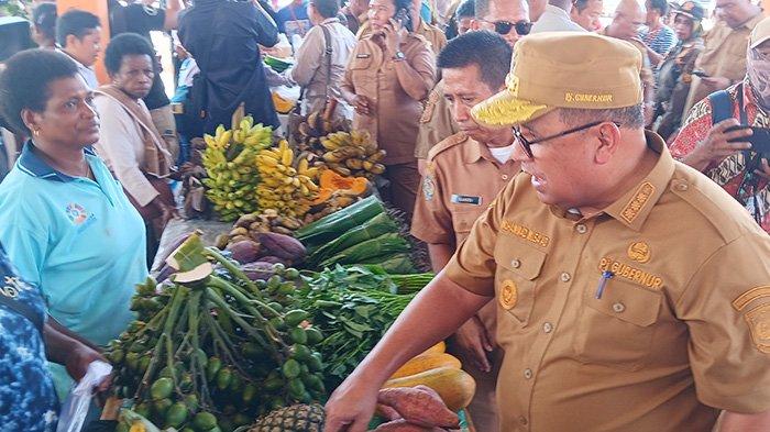 Pj Gubernur Muhammad Musaad mengecek aktivitas jual beli di Pasar Mariat, Kabupaten Sorong, Papua Barat Daya, Selasa (27/6/2023).