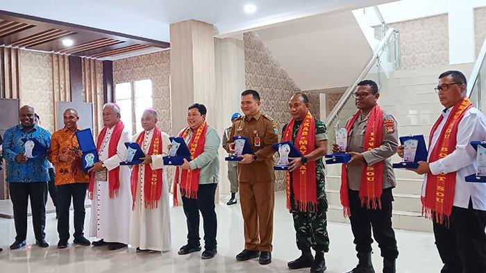 Bupati Maybrat serahkan cendra mata ke Duta Besar vatikan untuk Indonesia, Rabu (28/6/2023).