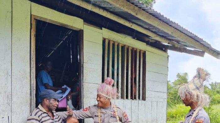 Personel Polri di Maybrat lakukan patroli dialogis kenakan Wetau dan Yu.