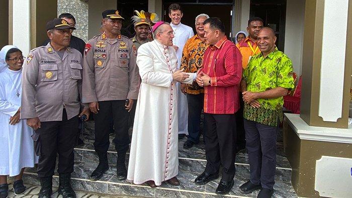 Pj Bupati Maybrat Bernhard E Rondonuwu bersalaman dengan Duta Besar Vatikan untuk Indonesia Mgr Piero Pioppo.