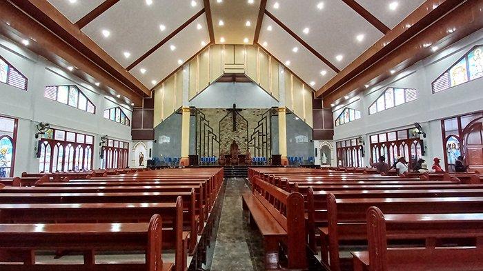 Ruangan dalam Gereja Katolik Santo Yoseph Ayawasi.