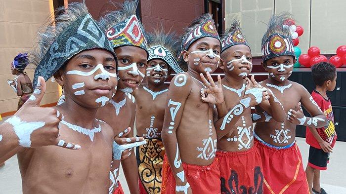 Anak-anak berpakian adat Papua dalam acara peringatan hari anak nasional.