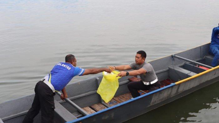 Sampah Mengganggu Perahu, Pelabuhan Sorong Terpolusi
