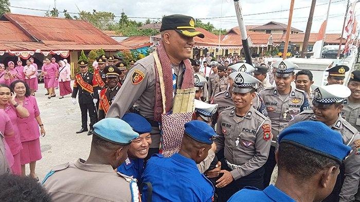 Kapolres AKBP Choiruddin Wachid tinggalkan Polres Sorong Selatan.