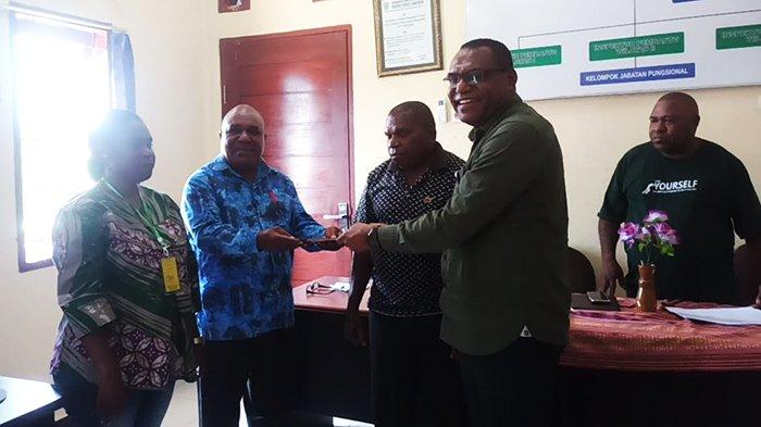 Kepala Inspektorat Kabupaten Maybrat Esemy Stevy Mosso menyerahkan surat tugas kepada tim pengawasan internal desa dan monitoring penggunaan dana kampung di kantor Inspektorat, Kumurkek, Papua Barat Daya, Jumat (21/7/2023).