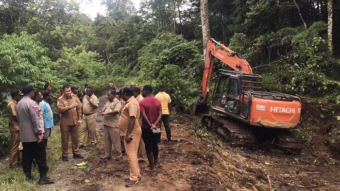 Pj Bupati Maybrat Bernhard E Rondonuwu meninjau pengerjaan Jalan Fankario-Kamat-Ayata yang baru dikerjakan, Senin (24/7/2023).