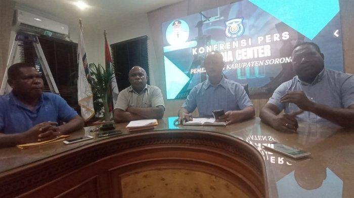 Sekertaris BPKAD Kabupaten Sorong dan Asisten 1 Bidang Pemerintahan saat memberikan keterangan.