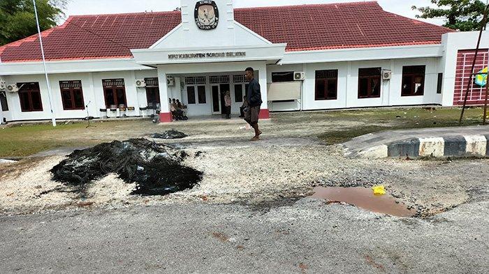 Bekas warga membakar ban.