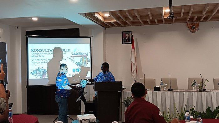 Asisten III Setda Kabupaten Sorong Kepas Kalasuat membuka Kegiatan Konsultasi Publik lanskap masyarakat adat Moi Kelim di Kampung Malaumkarta.