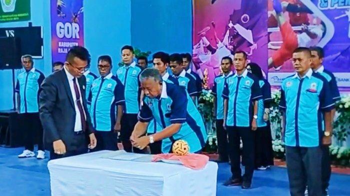 Ketua Pengprov PSTI Papua Barat Daya, H Djalali menandatangani berita acara pelantikan pengurus Pengprov PSTI Papua Barat Daya.