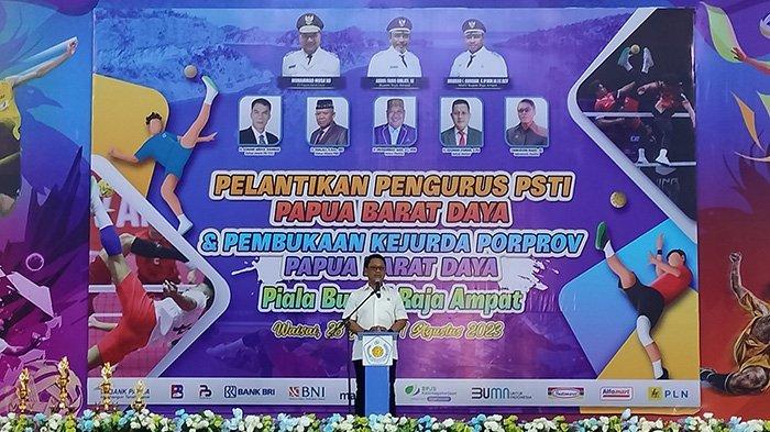Sambutan Pj Gubernur Papua Barat, diwakili Kepala Dinas Pemuda Olahraga dan Pariwisata Ekonomi Kreatif, Yusdi N Lamatenggo.