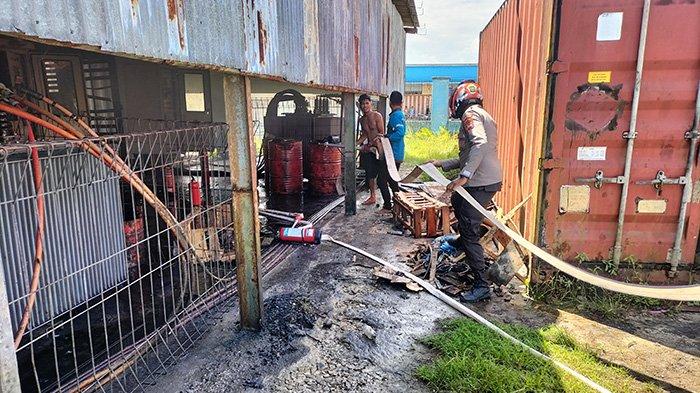 Tampak petugas dan polisi melakukan upaya pemadaman.