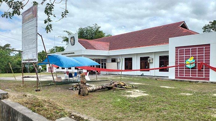 Situasi Kantor KPU Sorong Selatan pasca adanya demo masyarakat Imekko.