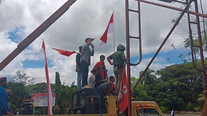 Demo di depan Kantor Bupati Sorong.