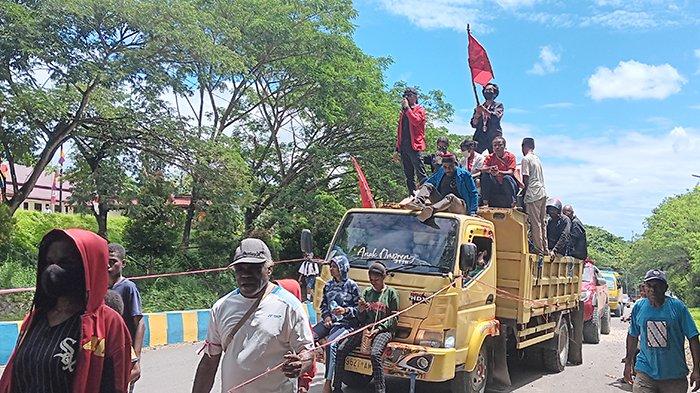 Pengunjuk rasa yang terdiri dari masyarakat dan ormas di Distrik Saengkeduk long march menuju kantor Bupati Sorong, Aimas, Papua Barat Daya, Senin (31/7/2023).