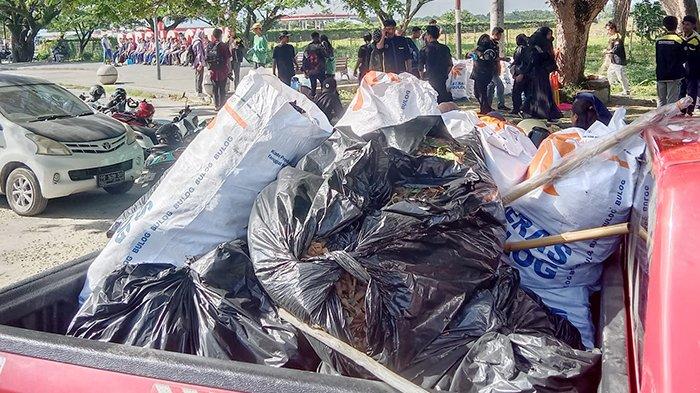Sampah-sampah yang terkumpul dalam aksi World Cleanup Day di kawasan Sorong City, Kota Sorong, Papua Barat Daya, Jumat (11/8/2023).