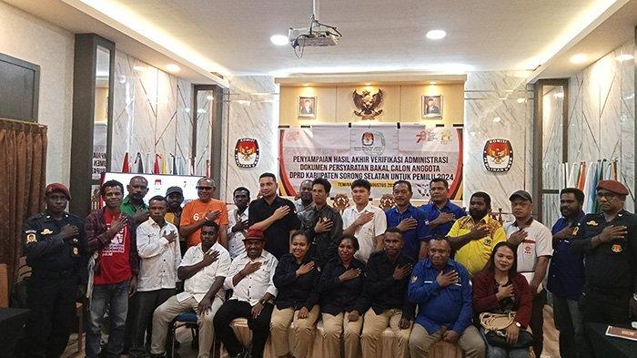 Foto bersama komisioner KPU Sorong Selatan dengan pengurus partai politik.