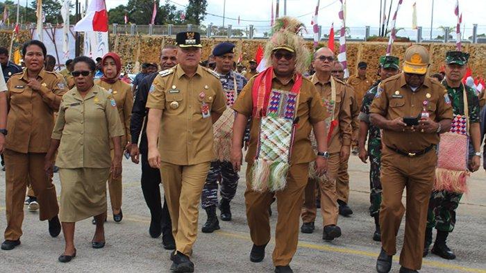 Pj Bupati Maybrat Bernhard E Rondonuwu berjalan beriringan dengan Pj Gubernur Papua Barat Daya Mohammad Musa'ad menuju lokasi bakti sosial pengobatan massal di Pendopo Alun-alun Vaitmayaf, Kumurkek, Sanin (7/8/2023).