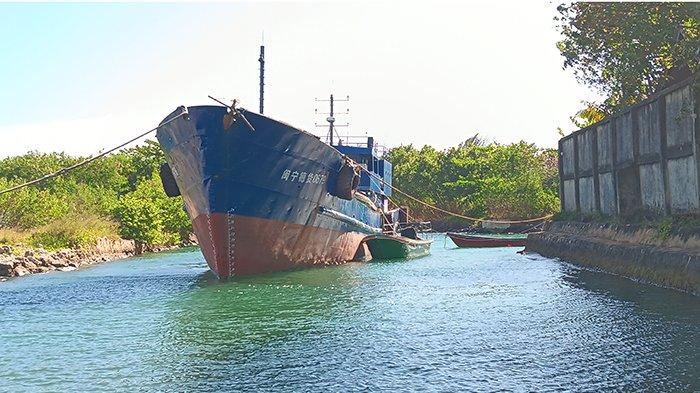 Kapal Min Ning De Huo bernomor 0679 asal Hongkong diamankan Subdit Gakkum, Ditpolairud Polda Papua Barat ditambatkan di perairan Tampa Garam, Kota Sorong, Papua Barat Daya, Jumat (11/10/2023).