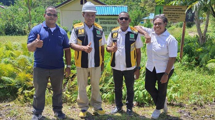 Kepala Dinas Pekerjaan Umum (PU) Maybrat Theopilus Yaam (dua dari kiri) foto bersama tim.