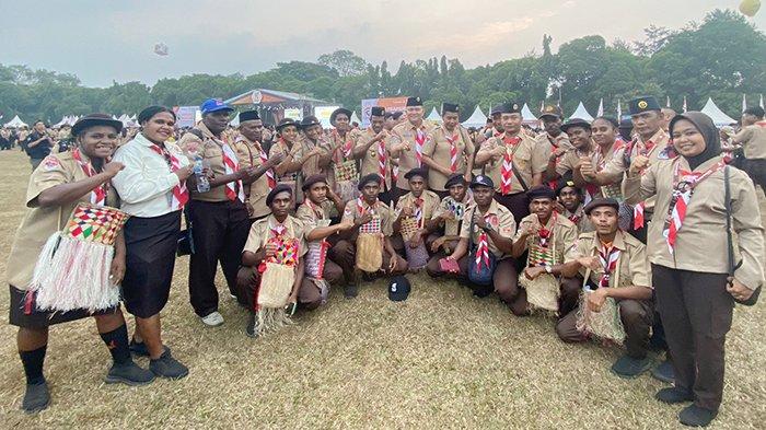 Pj Bupati Bernhard E Rondonuwu foto bersama jajaran Kwartir Cabang Gerakan Pramuka 3310 Maybrat menghadiri peringatan HUT Ke-62 Pramuka dan Raimuna Nasional XII/2023 di Bumi Perkemahan dan Graha Wisata Pramuka, Cibubur, Jakarta Timur, Senin (14/8/2023).
