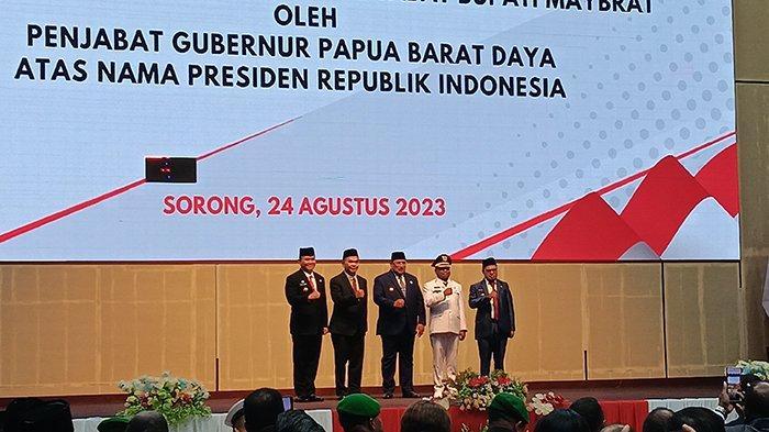 Pj Gubernur Papua Barat Daya Mohammad Musa'ad (tengah) didampingi Plt Sekda Edison Siagian (dua dari kiri) foto bersama Pj Bupati Maybrat Bernhard E Rondonuwu (kiri), Pj Wali Kota Sorong Septinus Lobat, dan Pj Bupati Sorong Yan Piet Mosso (kanan), Kamis (24/8/2023) malam.