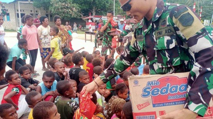 Dansatgas Yonif 133/YS Letkol Inf Andhika Ganessakti dan tim terjun berasma anak-anak Maybrat