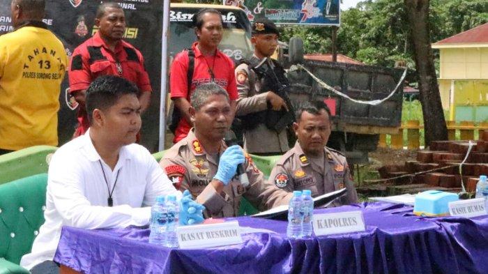 Kapolres Sorong Selatan AKBP Glenn Rooi Molle didamping Kasat Reskrim Iptu Muharyadi dan Kasi Humas Iptu Kusmantoro saat melakukan jumpa pers di Polsek subsektor Klamit.