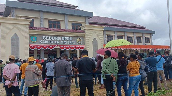 Pencaker demo di depan Kantor DPRK Maybrat Rabu (30/8)2023).