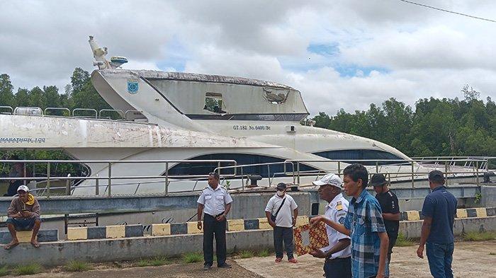 Nahkoda bersama ABK West Papua Cruiser dan Speed Pasific Raider demo di Pelabuhan Klalin, Kabupaten Sorong, Papua Barat Daya, Kamis (31/8/2023).