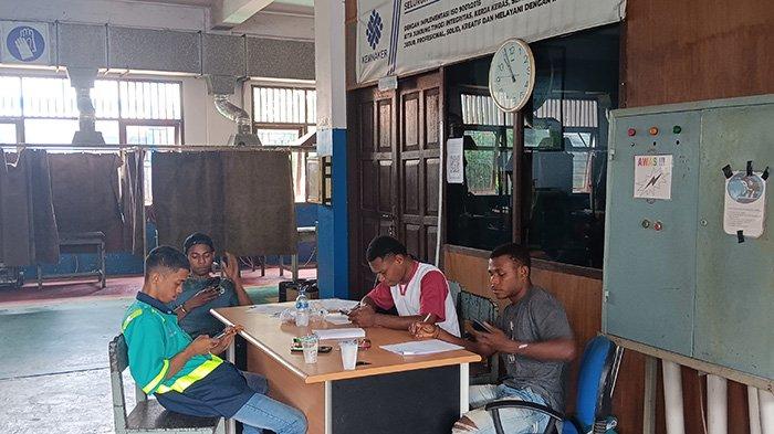 Peserta pelatihan teknik las sedang mengerjakan tugas tertulis yang diberikan oleh instruktur.