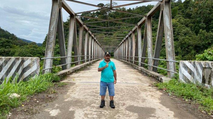 Mantan Bupati Tambrauw, Gabriel Asem, saat berada di balik Jembatan Sungai Kamundan, salah satu jembatan yang dibangun, saat dirinya menjabat Bupati Tambrauw dua periode.