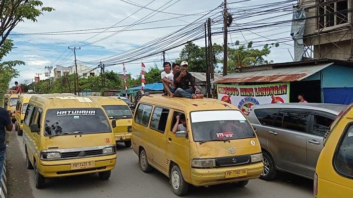Sopir angkot dan taksi bandara menggelar konvoi menuju kantor DPRD Kota Sorong, Papua Barat Daya, Senin (11/9/2023).