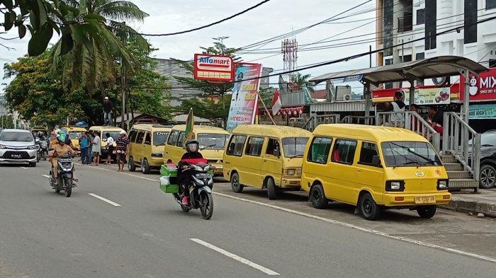 Puluhan sopir angkutan kota (angkot) dan taksi bandara di Kota Sorong, Papua Barat Daya, menggelar aksi mogok kerja.
