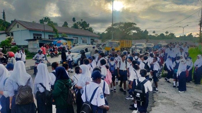 Siswa di SMP Negeri Teminabuan tak bisa masuk ke kawasan sekolah karena dipalang warga.