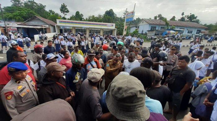 Suasana pemalangan SMPN Teminabuan.