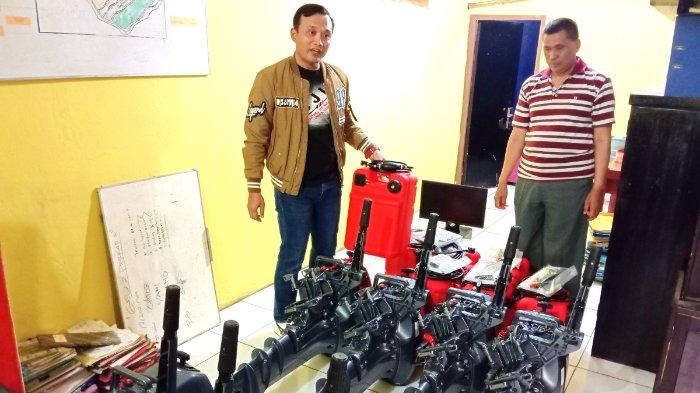 Kapolresta Sorong Kota Kombes Pol Happy Perdana Yudianto sedang melihat barang bukti berupa mesin tempel kapal di Mapolsek Sorong Barat Selasa (12/9/2023) malam.