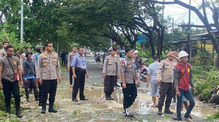 Anggota Polres Raja Ampat bersama petugas PLN dan warga membersihkan pohon yang tumbang akibat hujan deras di jalan menuju GOR Waisai, akses jalan hotel Maranu Kelurahan Waisai dan kawasan Moko Kelurahan Bonkawir.