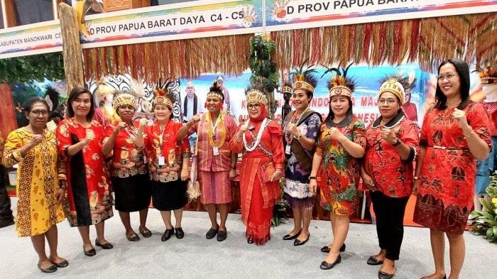 Ibu negara Hj. Iriana Joko Widodo mengunjungi stand dekranasda Papua Barat Daya.