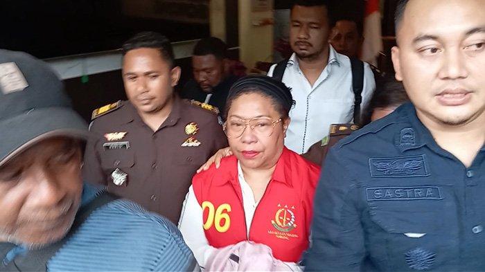Selviana Wanma memakai rompi merah usai diperiksa Kejaksaan Negeri Sorong Kamis (14/9/2023).
