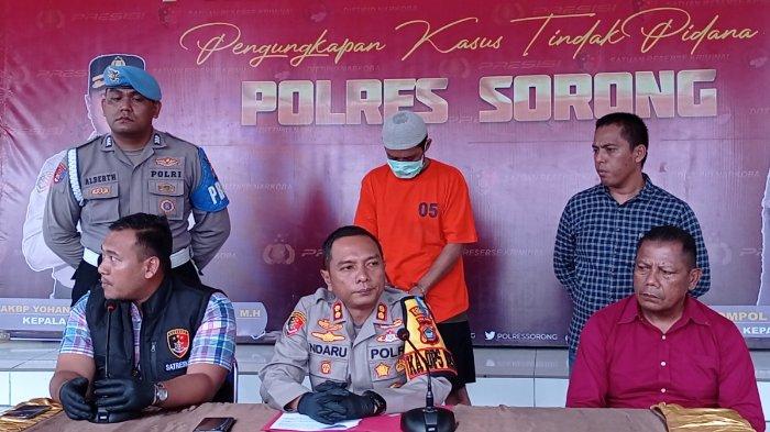 Kapolres Sorong AKBP Yohanes Agustiandaru merilis kejadian asusila di Pondok Pesantren di Kabupaten Sorong, Papua Barat Daya, Jumat (15/9/2023).