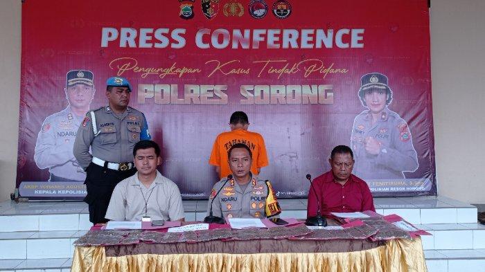 Kapolres Sorong AKBP Yohanes Agustiandaru memberikan keterangan pers di depan Polres Sorong, Polda Papua Barat, Jumat (15/9/2023).