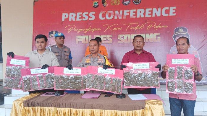 Polres Sorong gelar press conference pengungkapan kasus tindak pidana di Mapolres Sorong, Kabupaten Sorong.