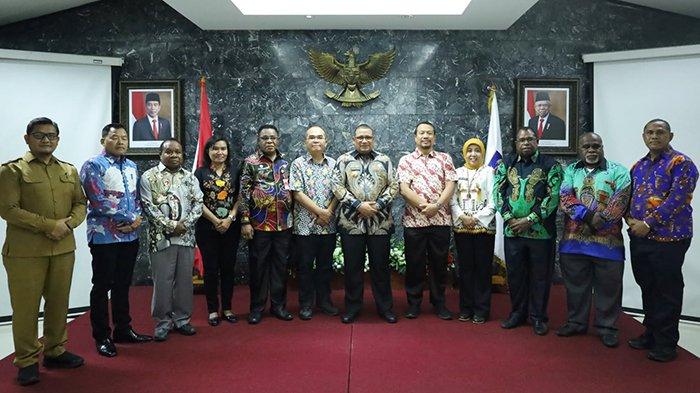 Pj Gubernur Papua Barat Daya Mohammad Musa'ad bersama sejumlah kepala OPD yang mendampingi foto bersama Tim Evaluator Kementerian Dalam Negeri (Kemendagri) di Jakarta, Kamis (14/9/2023).