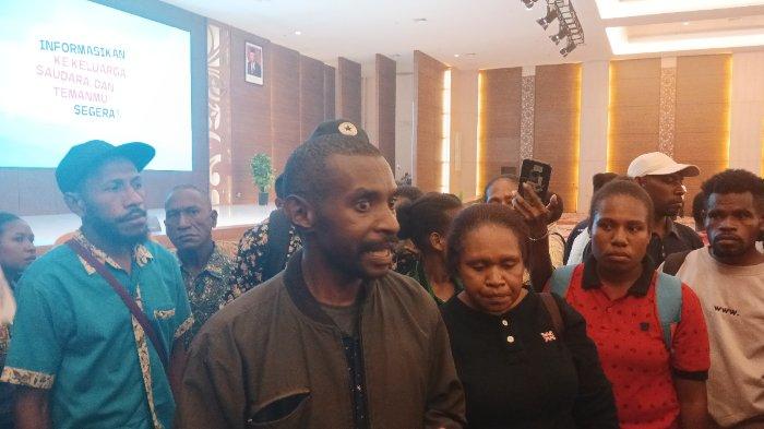 Ketua Forum Pencaker Papua Barat Daya Jolfyn Kareth saat memberikan penjelasan kepada awak media.
