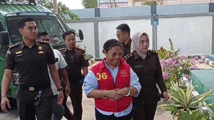 Selviana Wanma tersangka korupsi perluasan jaringan listrik tegangan rendah di Kabupaten Raja Ampat, kembali mendatangi Kejaksaan Negeri Sorong, Papua Barat Daya, Senin (18/9/2023).