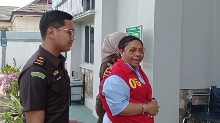 Selviana Wanma tiba di Kantor Kejaksaan Negeri Sorong, Papua Barat Daya, Senin (18/9/2023).