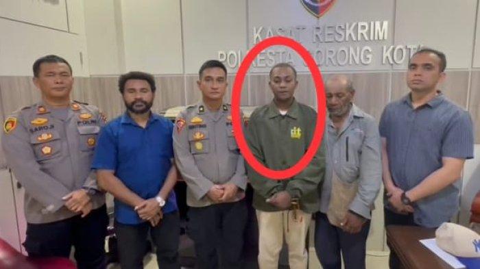 Jajaran Polresta Sorong Kota merilis perihal adanya pemuda memana kaca SD Negeri 38 Kota Sorong, Papua Barat Daya, Selasa (19/9/2023).